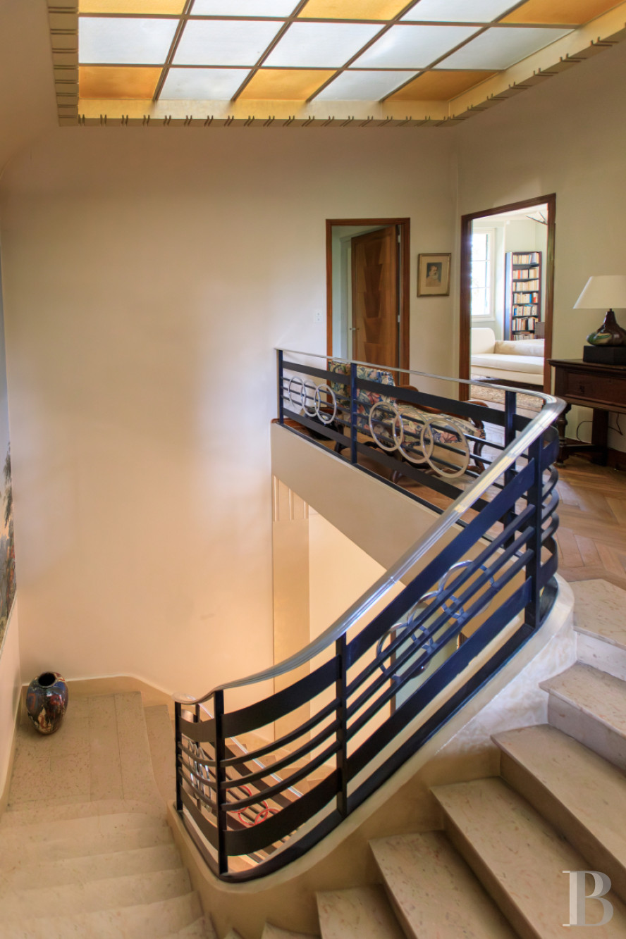 En Saône-et-Loire, à Mâcon, une villa et son jardin entièrement de style Art déco - photo  n°32